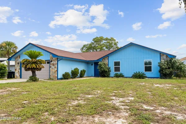 560 LAGOON OAKS DR