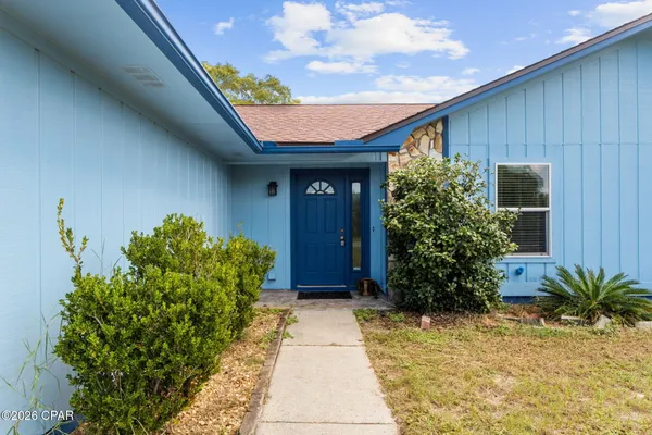 560 LAGOON OAKS DR