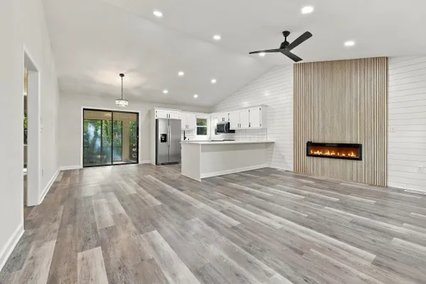 2215 JEFFERSON CIR