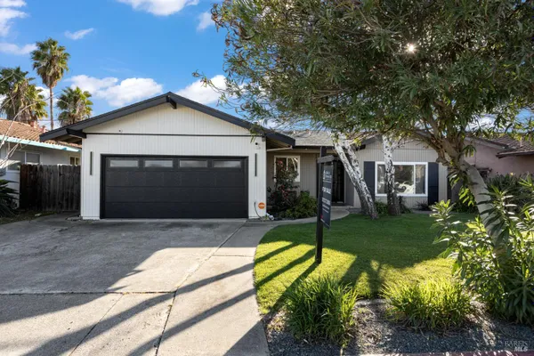 120 E LAKE DR