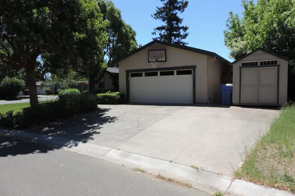1027 VASSAR DR
