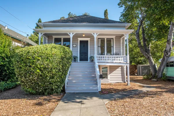 300 W 8TH ST