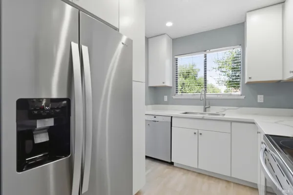 8 LAKEVIEW CT
