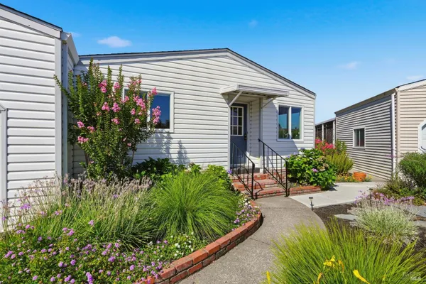 212 BETSY PL