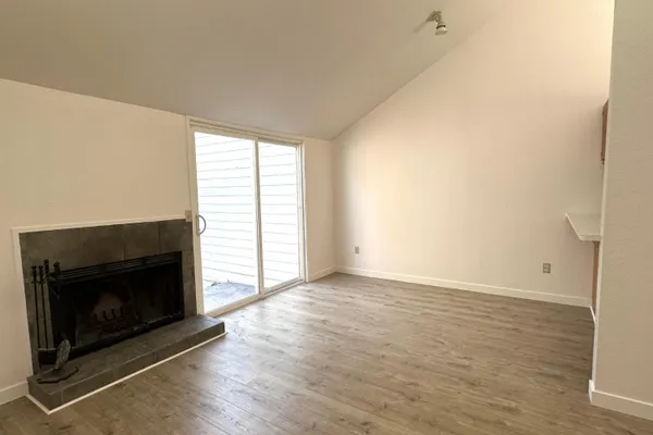 230 COURTYARDS E
