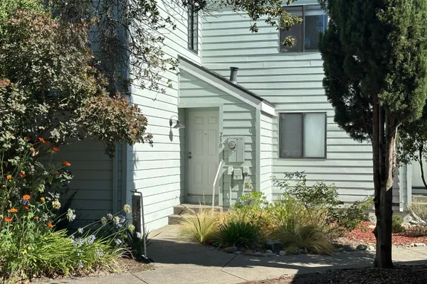 230 COURTYARDS E