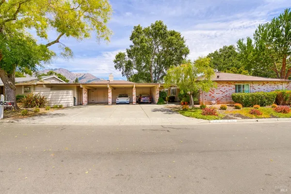330 TWIN LAKES DR
