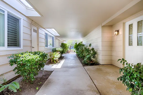 330 TWIN LAKES DR