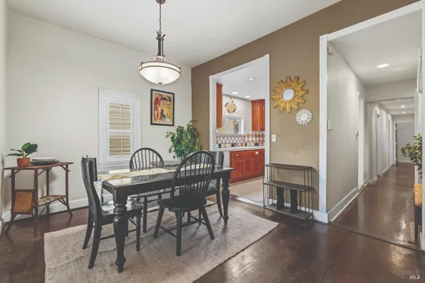 133 W 6TH ST