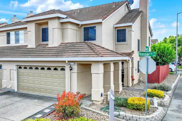 832 VASSAR DR