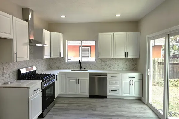 1001 CAMELLIA CT