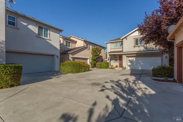 1125 STRAWBERRY LN
