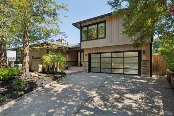 211 FAIRWAY DR