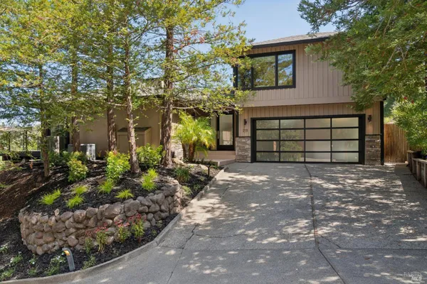 211 FAIRWAY DR