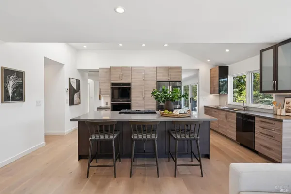 211 FAIRWAY DR