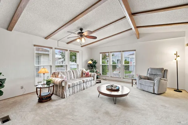 37 FALCON CREST CIR