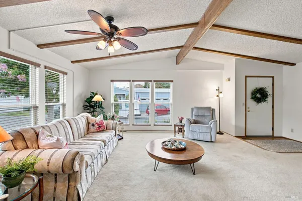 37 FALCON CREST CIR