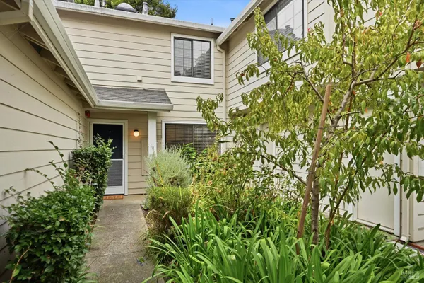 125 GOLDEN GATE CIR