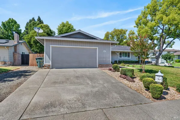437 VALENCIA LN