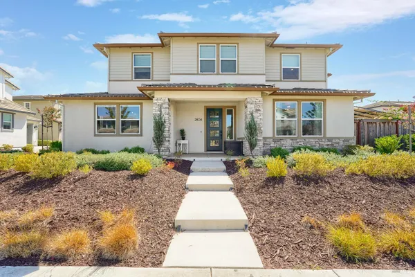 2404 LAKE CLUB DR