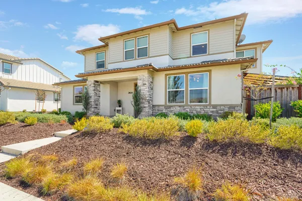2404 LAKE CLUB DR