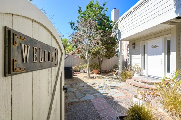 557 BISCAYNE DR
