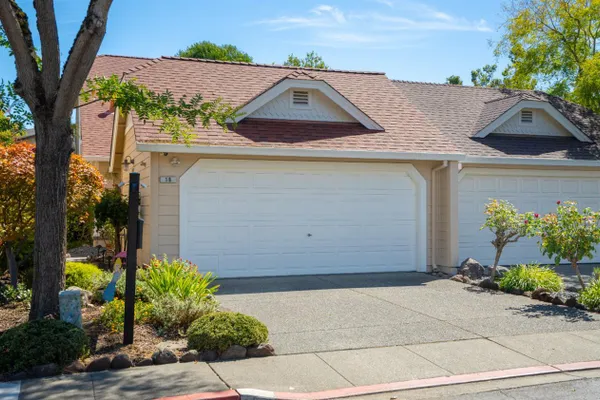 18 BAY TREE CT