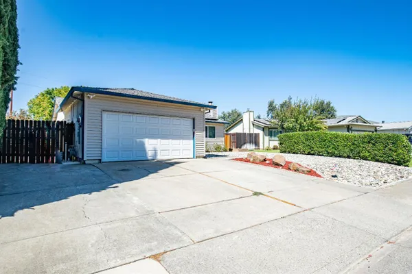655 W CREEKSIDE CIR
