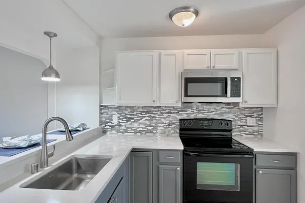 490 EDGEWOOD DR 23