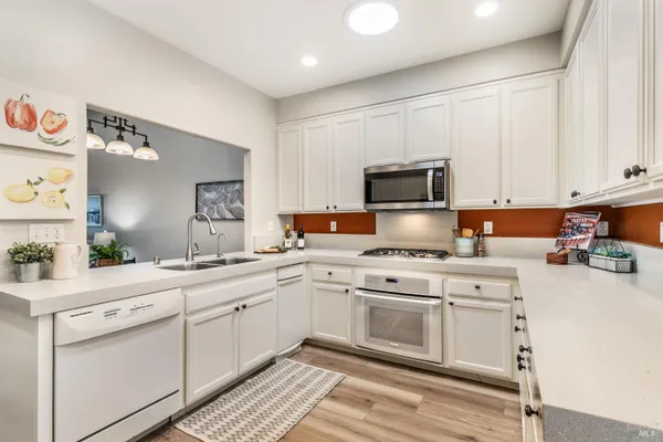 1015 OAK MESA DR