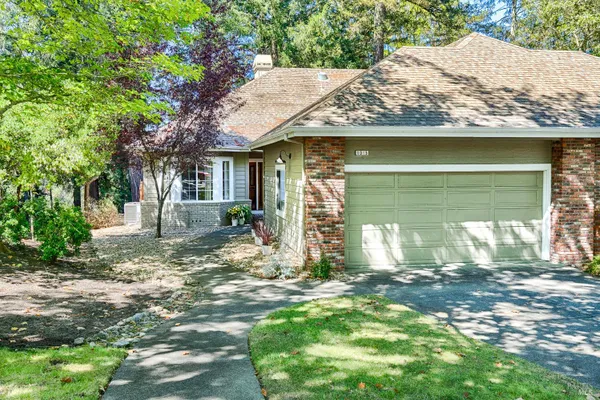1015 OAK MESA DR