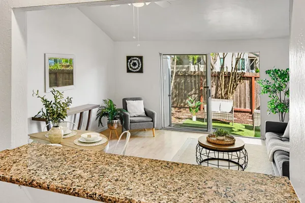 6 CONIFER SQ