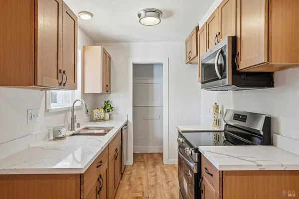 220 LONG ST