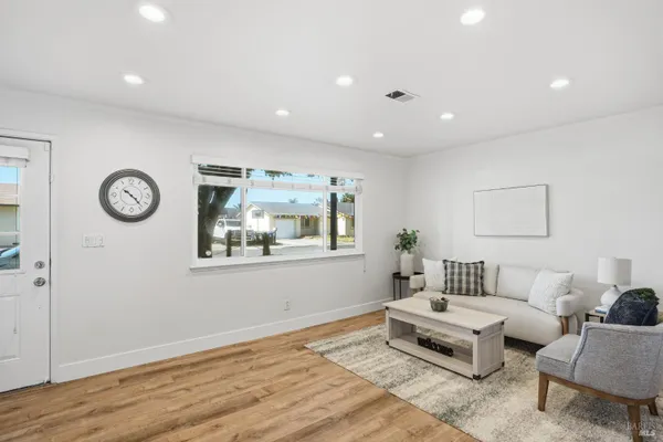 220 LONG ST