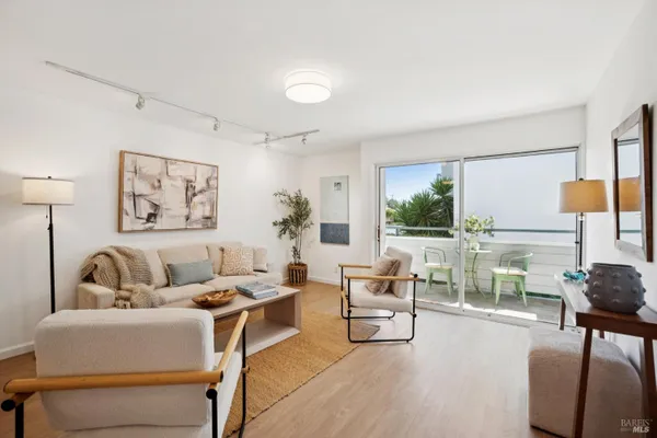 278 LARKSPUR PLAZA DR