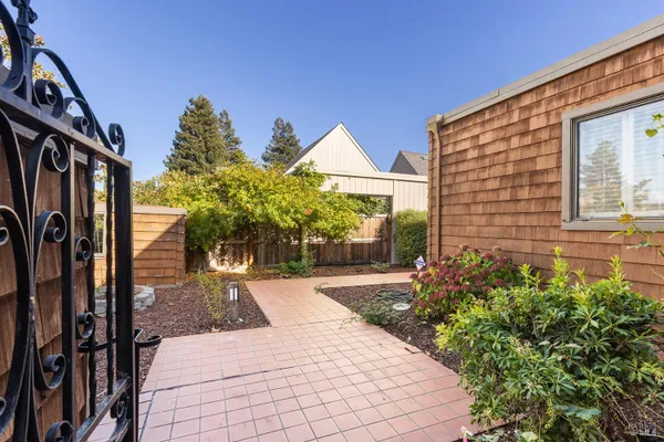 1324 AVENIDA SEBASTIANI