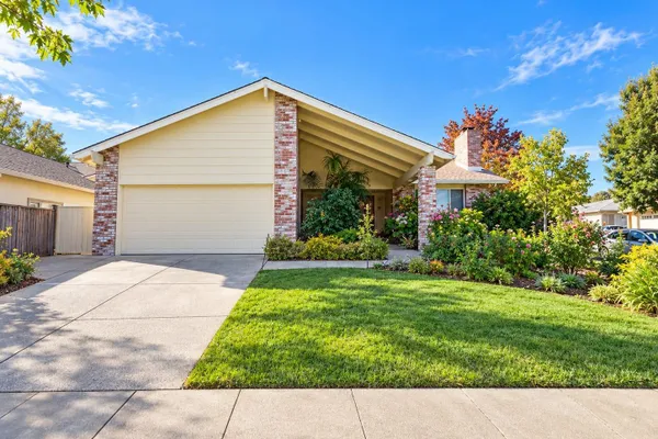 8833 OAK TRAIL DR
