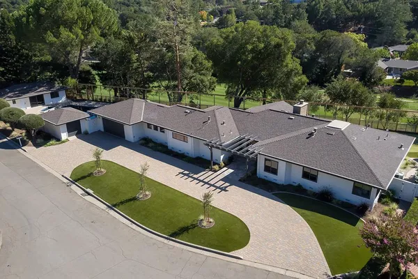 23 PRESTWICK CT