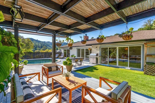 28 OAK TREE LN