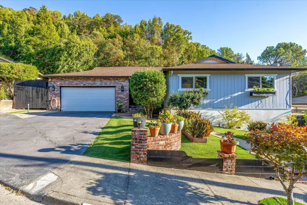 28 OAK TREE LN