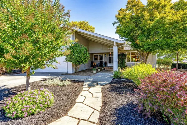 365 TWIN LAKES DR