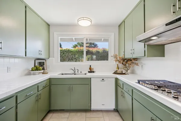 893 TIBURON BLVD