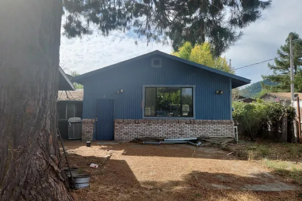 481 DELLA AVE