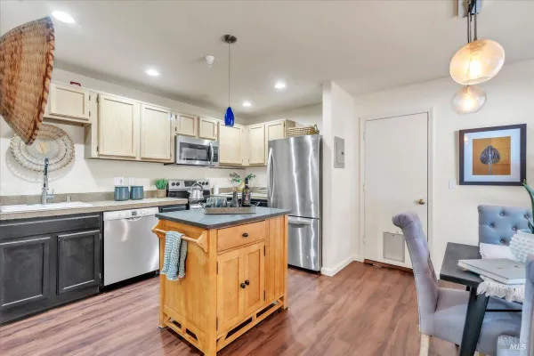110 GOLDEN GATE CIR