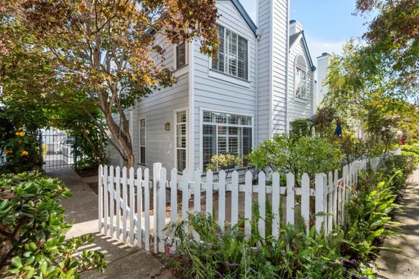 220 COMMODORE DR