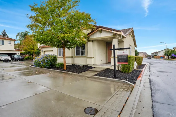 864 EMBASSY CIR