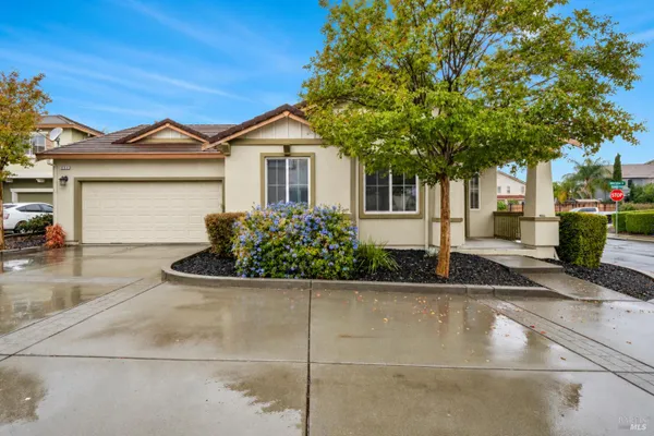 864 EMBASSY CIR