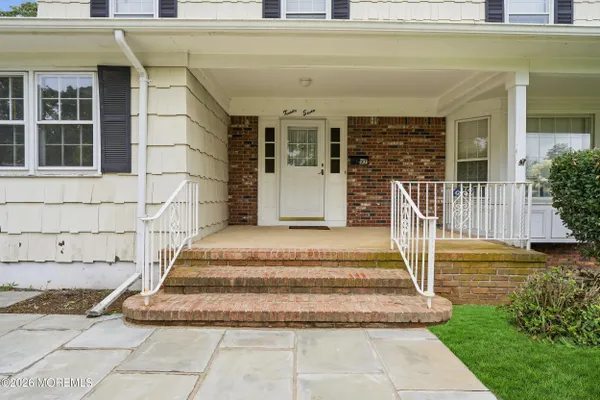 27 STONEHENGE DR