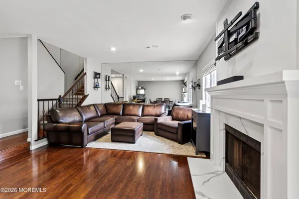 211 PEAR DR