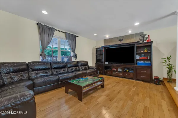 6 RIZZO CT